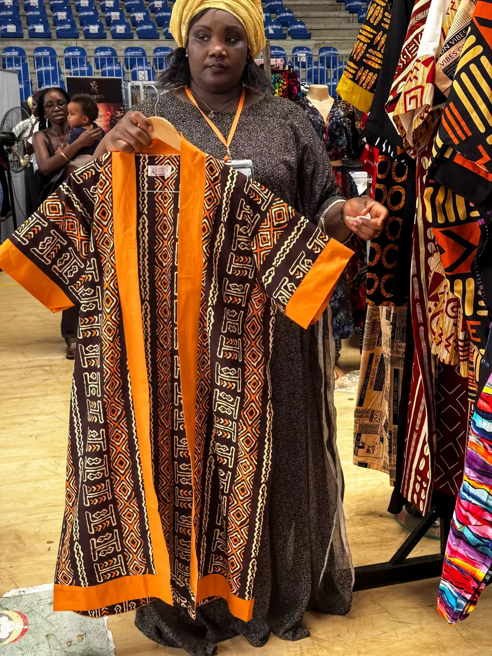 Boubou orange et brun présenté par Djelika