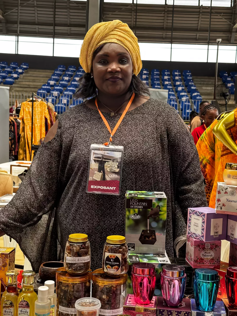 Djelika présentant ses produits lors d’une exposition
